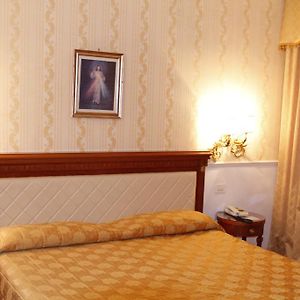Camera con letto king size